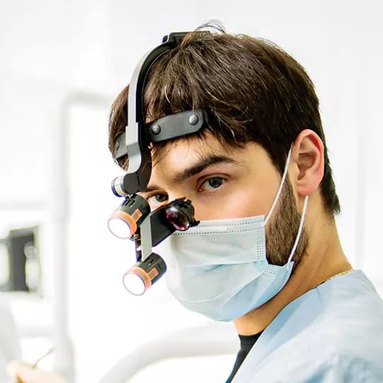 Doctor usando frontoluz medico